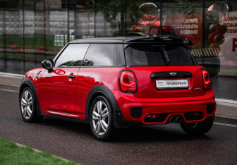 Подержанный автомобиль MINI Hatch 2016 года (8 фото)