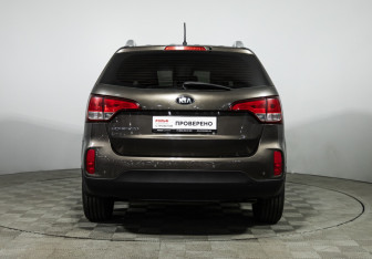 Подержанный автомобиль Kia Sorento 2016 года (6 фото)