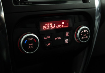 Подержанный автомобиль Suzuki SX4 Hatchback 2013 года (15 фото)
