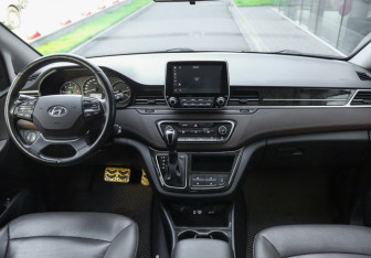 Подержанный автомобиль Hyundai Grand Starex 2018 года (13 фото)
