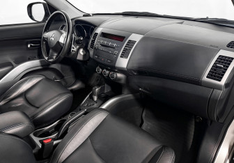 Подержанный автомобиль Mitsubishi Outlander 2011 года (14 фото)