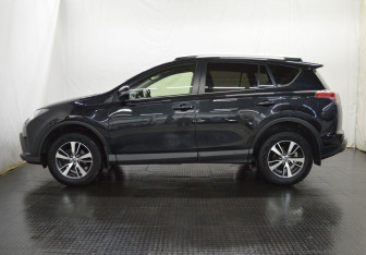 Подержанный автомобиль Toyota RAV4 2016 года (8 фото)