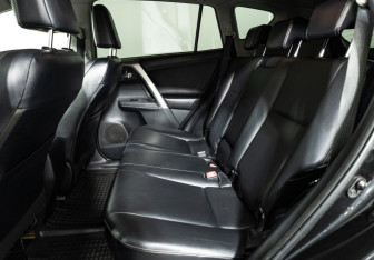 Подержанный автомобиль Toyota RAV4 2013 года (10 фото)