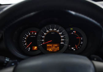 Подержанный автомобиль Toyota RAV4 2011 года (12 фото)