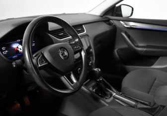 Подержанный автомобиль Skoda Octavia Liftback 2019 года (9 фото)