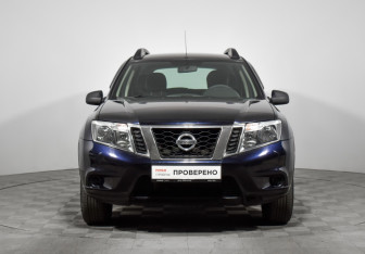 Подержанный автомобиль Nissan Terrano 2015 года (2 фото)
