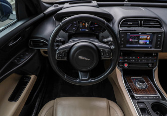 Подержанный автомобиль Jaguar XE 2015 года (11 фото)