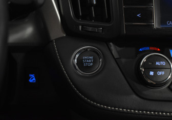 Подержанный автомобиль Toyota RAV4 2016 года (17 фото)