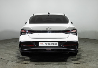 Подержанный автомобиль Hyundai Elantra Sedan 2023 года (6 фото)