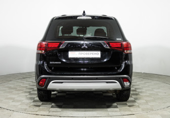 Подержанный автомобиль Mitsubishi Outlander 2020 года (6 фото)