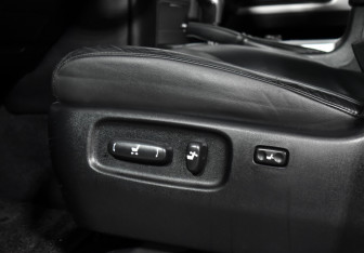 Подержанный автомобиль Toyota Land Cruiser Suv 2015 года (10 фото)