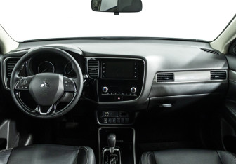 Подержанный автомобиль Mitsubishi Outlander 2020 года (13 фото)