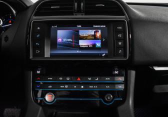 Подержанный автомобиль Jaguar F-Pace 2017 года (18 фото)