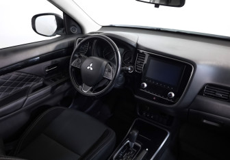 Подержанный автомобиль Mitsubishi Outlander 2021 года (7 фото)