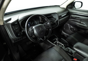 Подержанный автомобиль Mitsubishi Outlander 2019 года (11 фото)