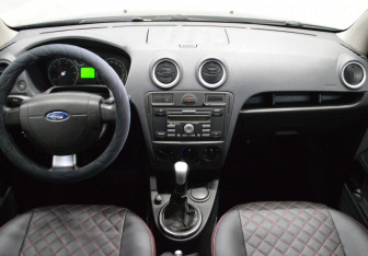 Подержанный автомобиль Ford Fusion 2006 года (14 фото)