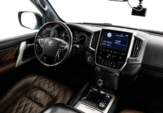 Подержанный автомобиль Toyota Land Cruiser Suv 2018 года (15 фото)