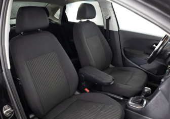 Подержанный автомобиль Volkswagen Polo Sedan 2013 года (7 фото)