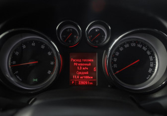 Подержанный автомобиль Opel Astra Hatchback 2013 года (12 фото)
