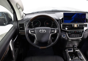 Подержанный автомобиль Toyota Land Cruiser Suv 2015 года (10 фото)