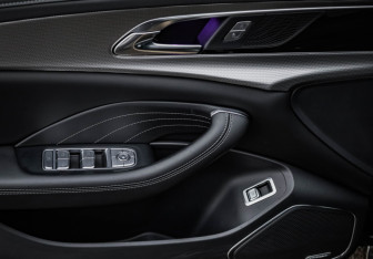 Подержанный автомобиль Hongqi H5 2024 года (24 фото)