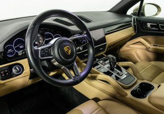 Подержанный автомобиль Porsche Cayenne 2019 года (12 фото)