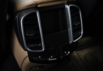 Подержанный автомобиль Porsche Cayenne 2014 года (26 фото)