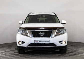 Подержанный автомобиль Nissan Pathfinder 2015 года (2 фото)