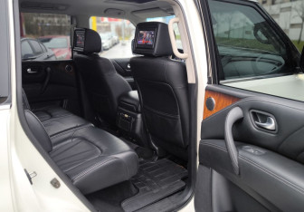 Подержанный автомобиль Infiniti QX80 2017 года (25 фото)