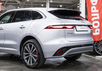 Подержанный автомобиль Jaguar F-Pace 2022 года (17 фото)