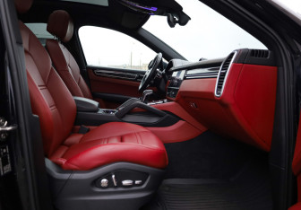 Подержанный автомобиль Porsche Cayenne 2019 года (28 фото)