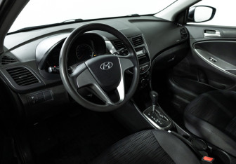 Подержанный автомобиль Hyundai Solaris Hatchback 2015 года (11 фото)