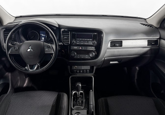 Подержанный автомобиль Mitsubishi Outlander 2018 года (15 фото)