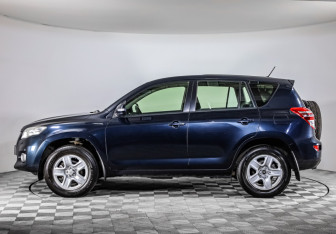 Подержанный автомобиль Toyota RAV4 2012 года (8 фото)