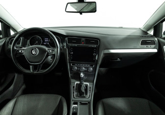 Подержанный автомобиль Volkswagen Golf Hatchback 2018 года (13 фото)