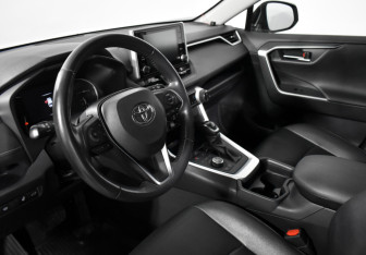 Подержанный автомобиль Toyota RAV4 2020 года (9 фото)