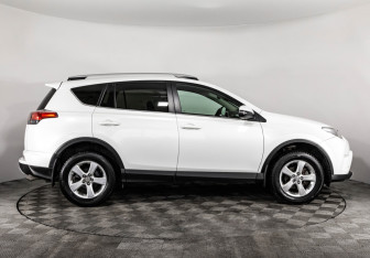 Подержанный автомобиль Toyota RAV4 2016 года (4 фото)