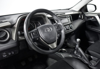 Подержанный автомобиль Toyota RAV4 2015 года (9 фото)