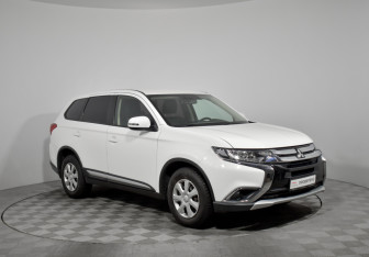 Подержанный автомобиль Mitsubishi Outlander 2017 года (3 фото)