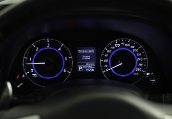 Подержанный автомобиль Infiniti QX70 2016 года (12 фото)