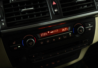 Подержанный автомобиль BMW X5 2007 года (19 фото)