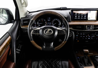 Подержанный автомобиль Lexus LX 2016 года (14 фото)