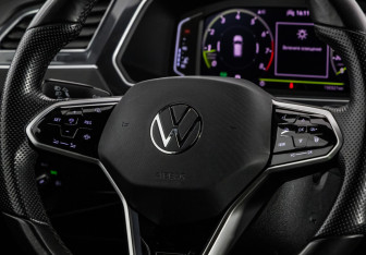 Подержанный автомобиль Volkswagen Tiguan 2021 года (13 фото)