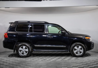 Подержанный автомобиль Toyota Land Cruiser Suv 2013 года (4 фото)