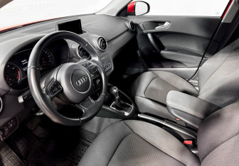Подержанный автомобиль Audi A1 2015 года (9 фото)