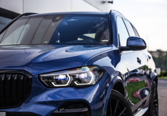 Подержанный автомобиль BMW X5 2023 года (2 фото)