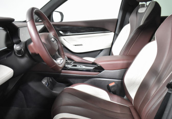 Подержанный автомобиль Geely Monjaro 2022 года (10 фото)