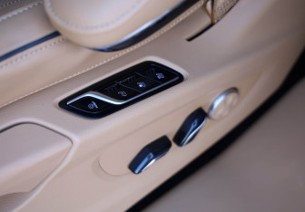 Подержанный автомобиль Voyah Dream 2023 года (16 фото)