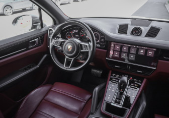 Подержанный автомобиль Porsche Cayenne 2020 года (13 фото)