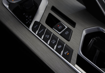 Подержанный автомобиль Geely Coolray 2023 года (15 фото)